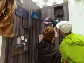 Zwei Schüler sind von hinten zu sehen und spielen das Escape Game BioEconomyNow im Futurium in Berlin. Foto: Wissenschaft im Dialog | Sina Metz